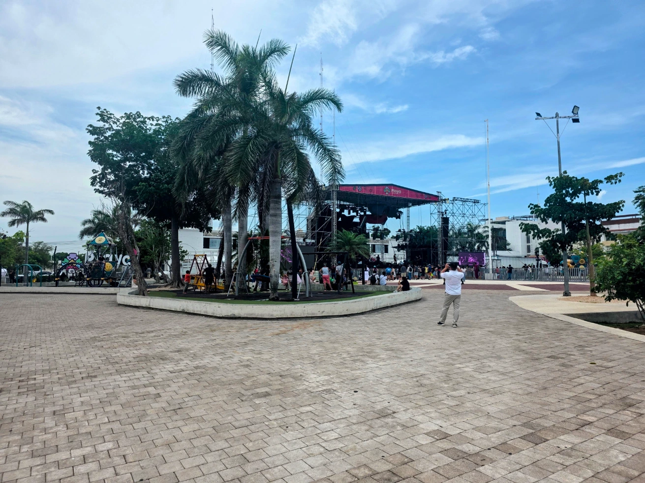 Many Playa del Carmen events happen at Plaza 28 de Julio. Food vendors and kids playgrounds make this a good spot to visit for families in PDC Mexico
