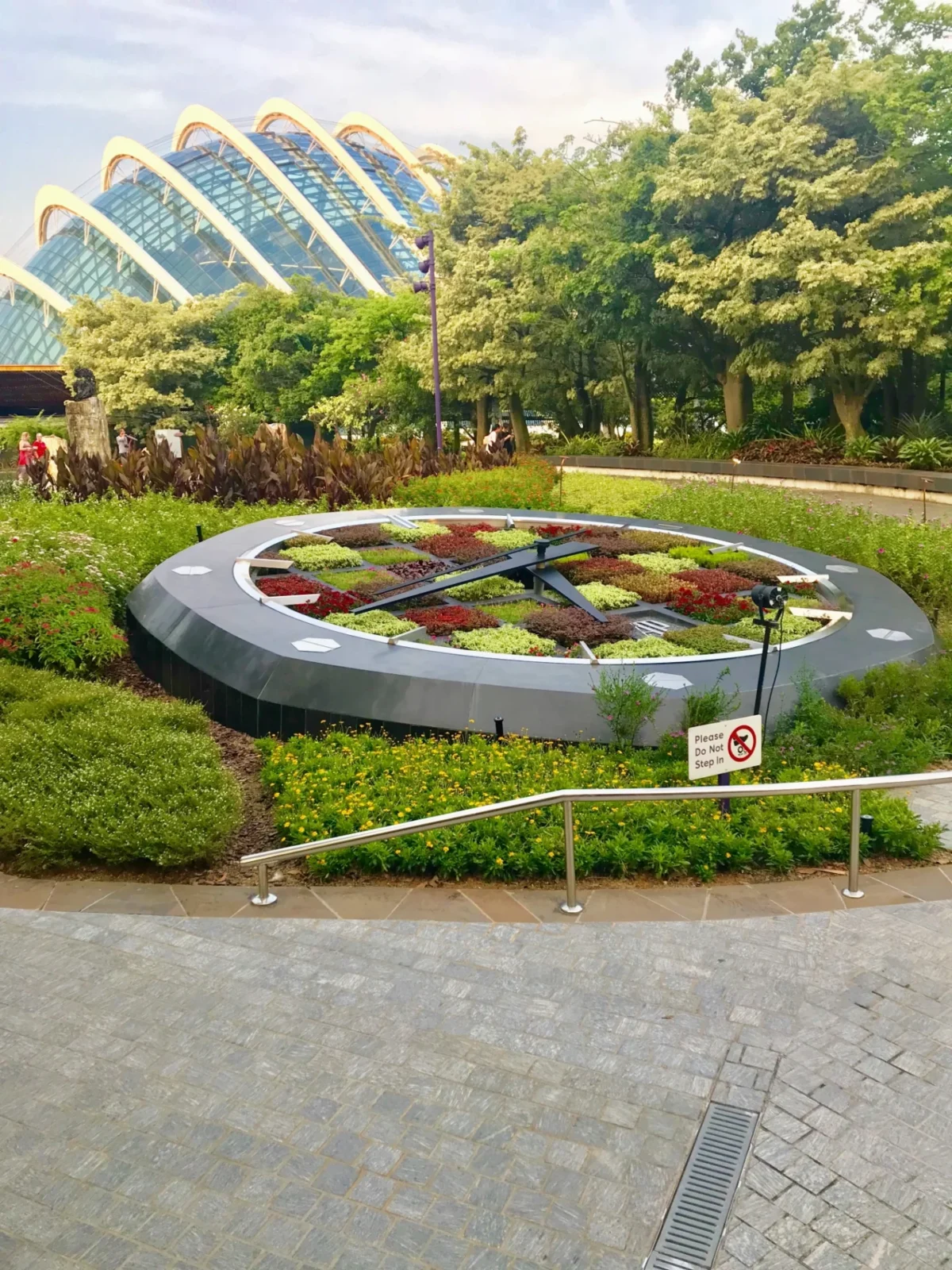 Singapore budget travel tips. Walking around Gardens by the Bay
